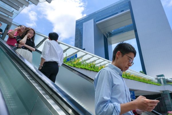 香港公务员有望因财政改善而加薪