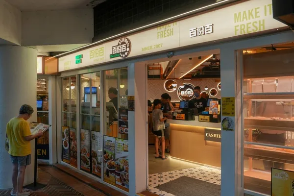 香港宠物友好餐厅计划引发卫生与安全辩论