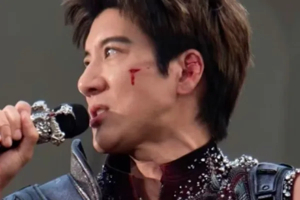 歌手王力宏严重受伤后继续演唱会