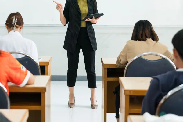 中国一学校因收集家庭财富数据引发众怒