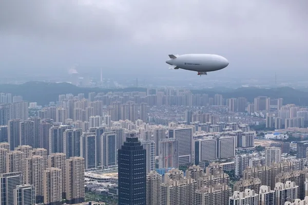 中国首次认证飞艇飞行员，推动新兴低空经济发展