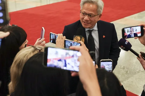 英伟达报告AI芯片收入强劲，但中国销售前景不明