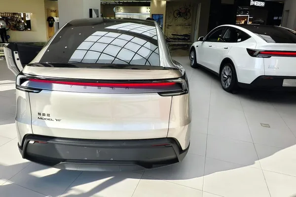 特斯拉宣布推出加长版 Model Y 并配备第三排座椅，将于 2026 年底开始交付