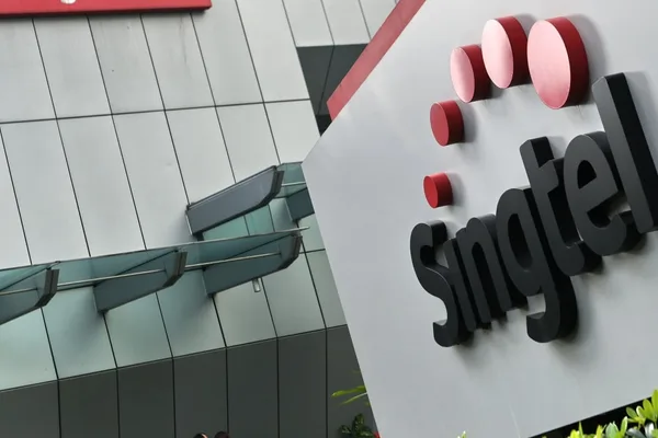 Singtel CEO因网络中断薪酬削减16.9%，尽管利润有所增长
