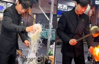 Chinese man earns US$7,400 monthly selling fried rice at night market while dressed in a suit