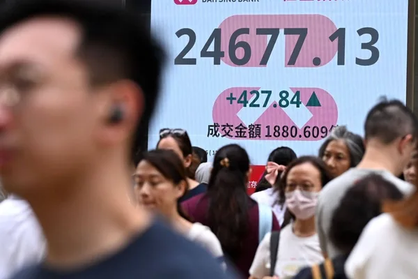 Hong Kong stocks retreat amid regional tech volatility; Zhipu AI surges